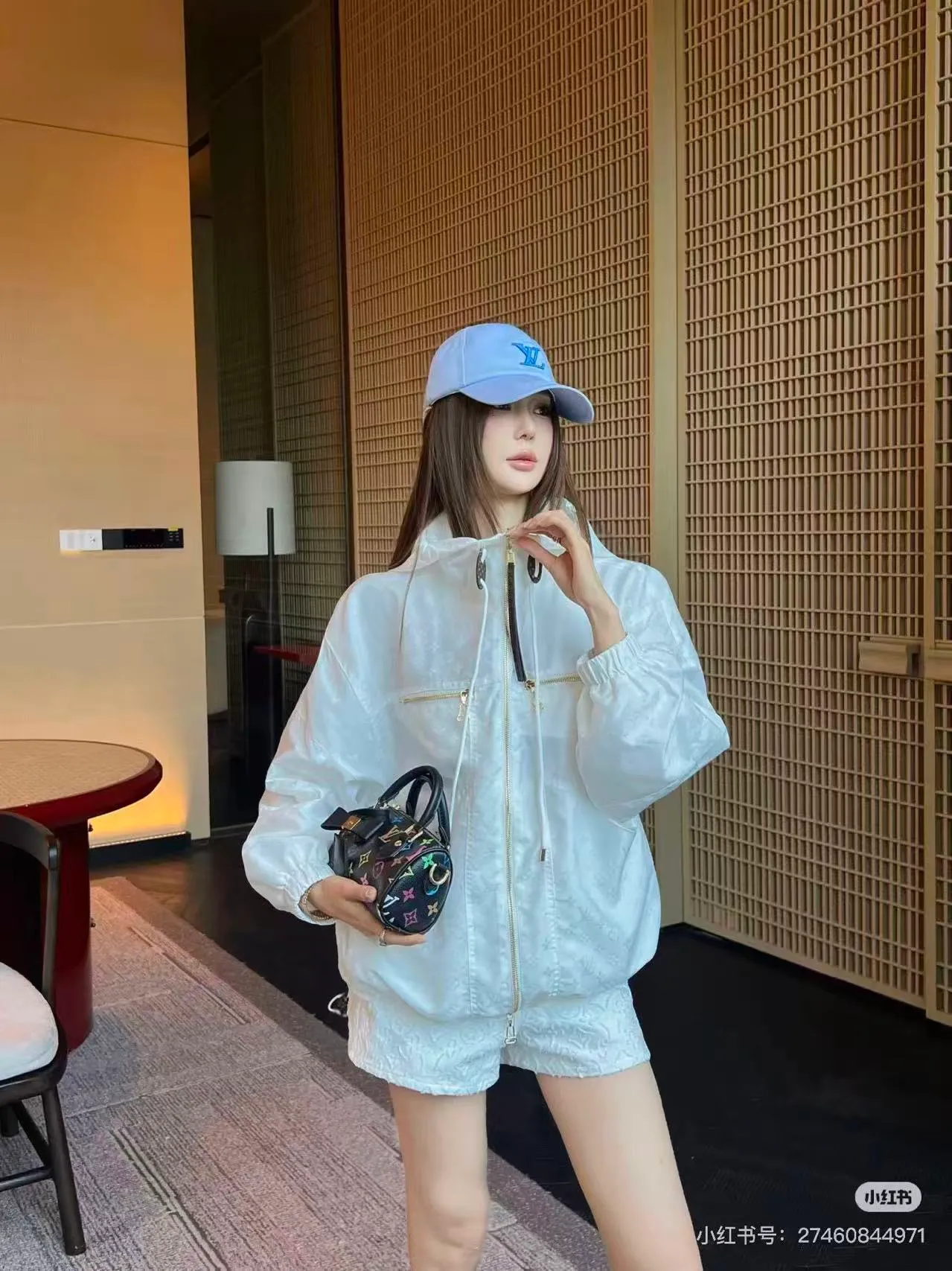 Louis Vuitton/ White